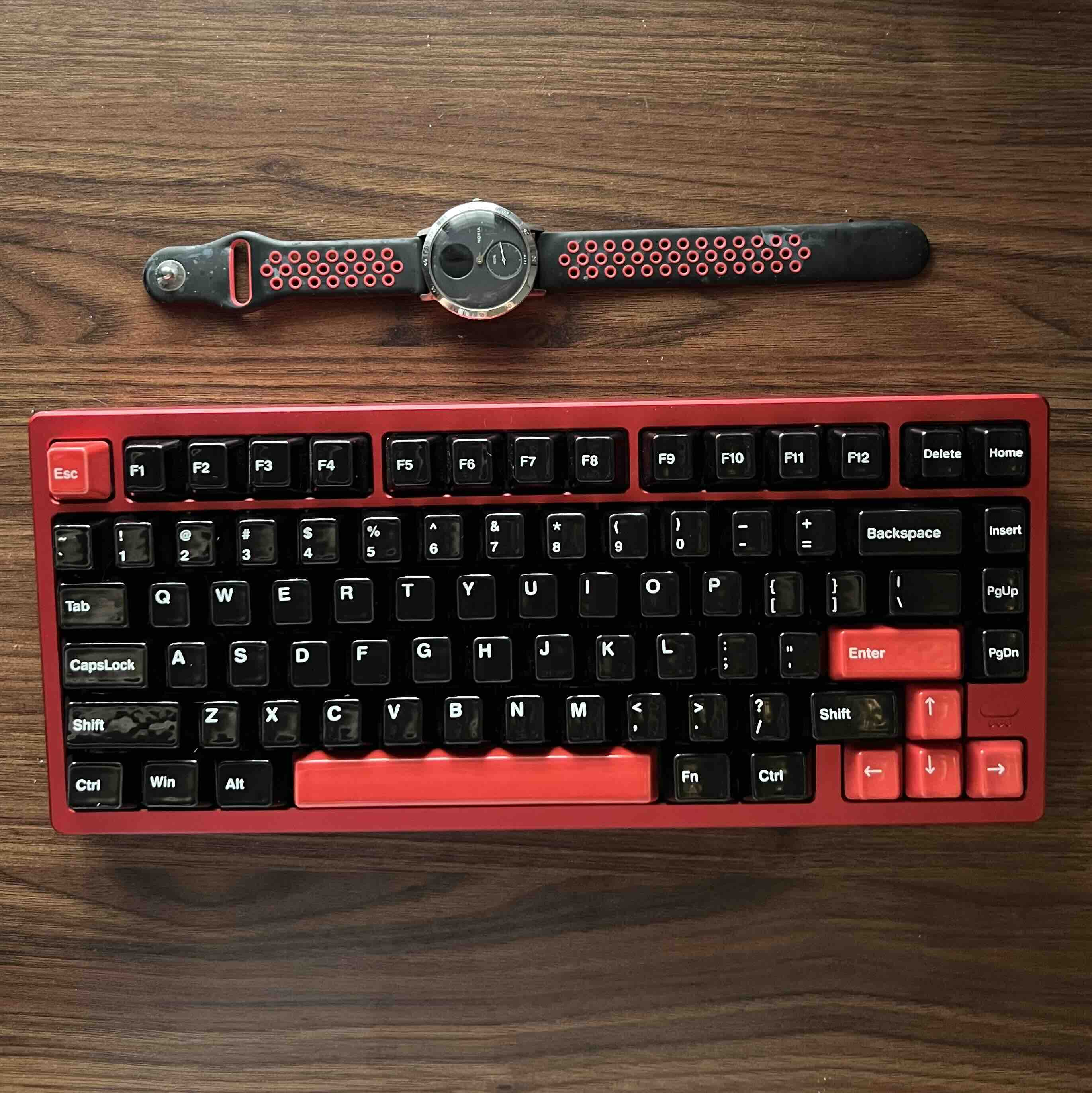 Rainy 75 và đồng hồ Steel HR Rainy 75 - Red Limited